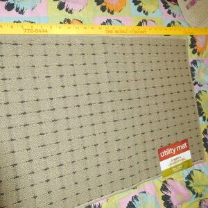 NEW GRAPHICS UTILITY MAT 20 IN X 30 IN MADE IN CANADA BEIGE DOTS